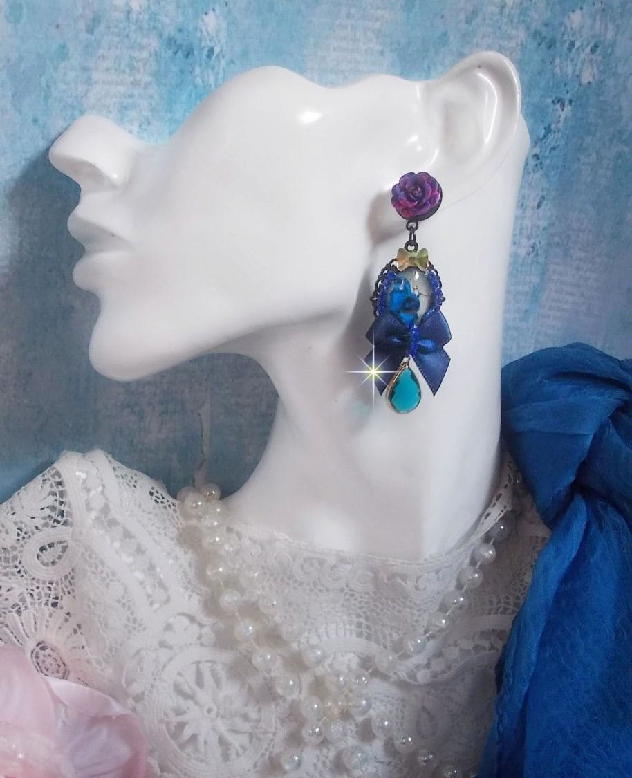 BO Ballerine In Blue en robe floue d’une belle élégance avec des nœuds en Satin et en Cristal, strassés autour des cabochons à laquelle s’ajoute des roses en résine. Une belle élégance !