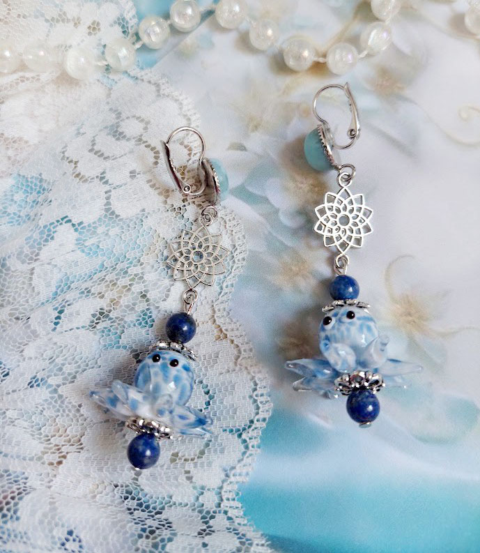 Belle compositon avec verre et pierre de gemme posées sur une dentelle