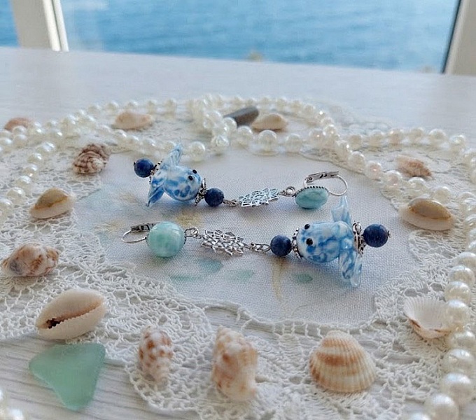 Parsemées de perles, coquillages, elles se mettent en valeur