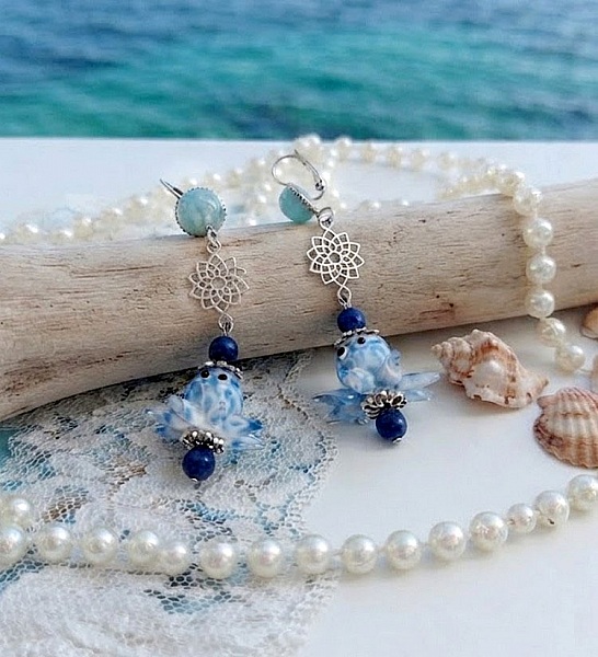 Sur une tabe, elles comtemplent la mer
