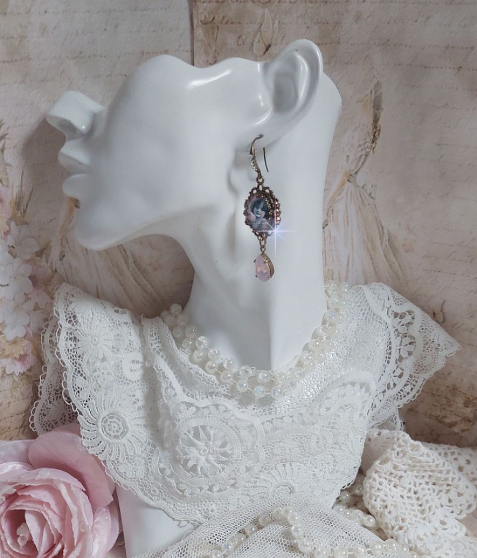 BO Beauty Vintage créées avec des cabochons représentant une jeune fille avec des cristaux de Swarovski et des accessoires de couleur Bronze