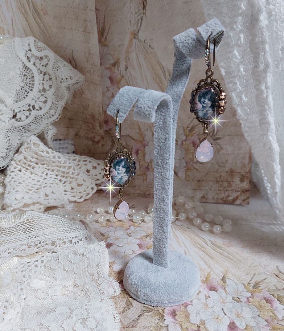 BO Beauty Vintage créées avec des cabochons représentant une jeune fille avec des cristaux de Swarovski et des accessoires de couleur Bronze