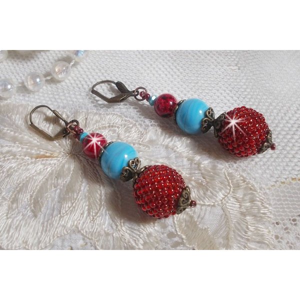 BO Bel&rsquo;Art brod&eacute;es avec des rocailles de couleur Vin sur des perles en bois &agrave; laquelle, perles en porcelaine, perles en verre marbr&eacute;es et dormeuses en Laiton