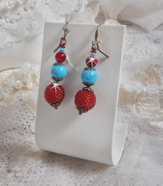 BO Bel&rsquo;Art brod&eacute;es avec des rocailles de couleur Vin sur des perles en bois &agrave; laquelle, perles en porcelaine, perles en verre marbr&eacute;es et dormeuses en Laiton