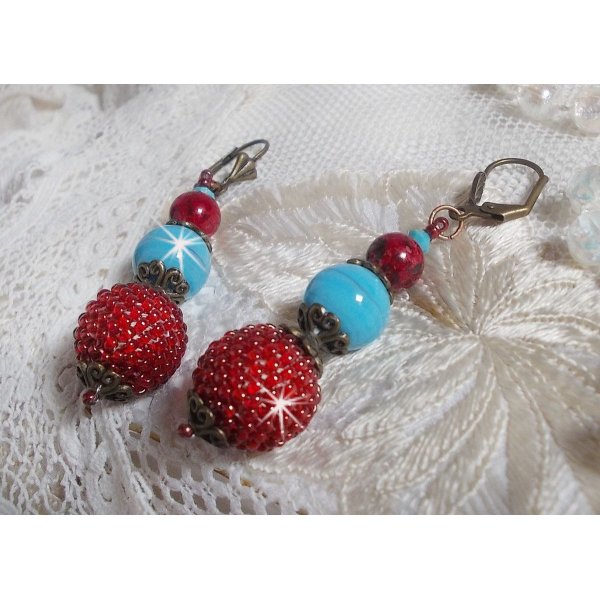 BO Bel&rsquo;Art brod&eacute;es avec des rocailles de couleur Vin sur des perles en bois &agrave; laquelle, perles en porcelaine, perles en verre marbr&eacute;es et dormeuses en Laiton