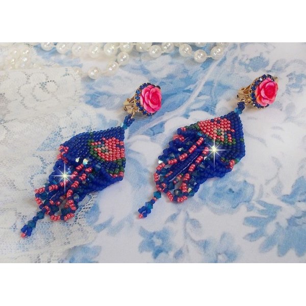 BO Bel&rsquo;Nuit Bleue avec cabochons en forme de roses en r&eacute;sine orn&eacute;s d&rsquo;une cha&icirc;ne strass Saphir &agrave; laquelle s&rsquo;ajoute des toupies et rocailles. Le tout est mont&eacute; sur clips Dor&eacute;s Laiton