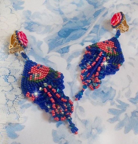 BO Bel&rsquo;Nuit Bleue avec cabochons en forme de roses en r&eacute;sine orn&eacute;s d&rsquo;une cha&icirc;ne strass Saphir &agrave; laquelle s&rsquo;ajoute des toupies et rocailles. Le tout est mont&eacute; sur clips Dor&eacute;s Laiton