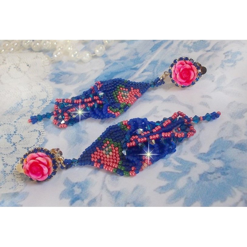 BO Bel’Nuit Bleue avec cabochons en forme de roses en résine ornés d’une chaîne strass Saphir à laquelle s’ajoute des toupies et rocailles. Le tout est monté sur clips Dorés Laiton