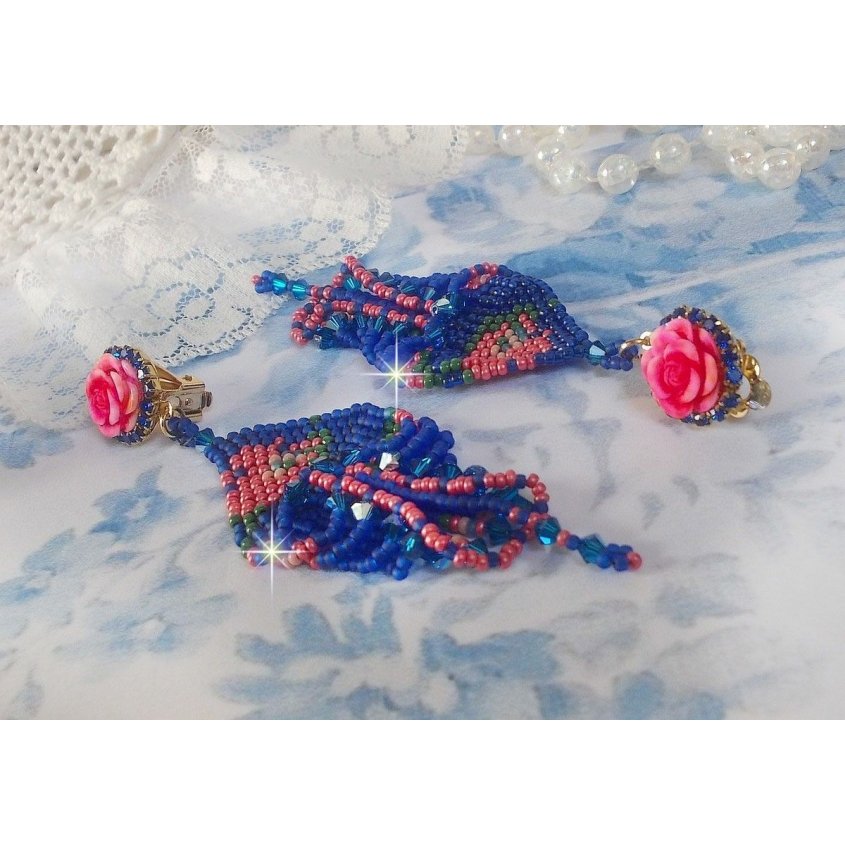BO Bel’Nuit Bleue avec cabochons en forme de roses en résine ornés d’une chaîne strass Saphir à laquelle s’ajoute des toupies et rocailles. Le tout est monté sur clips Dorés Laiton