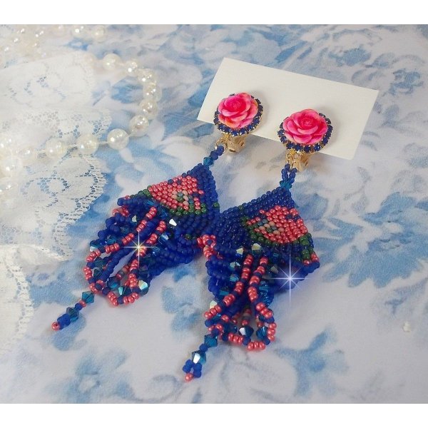 BO Bel&rsquo;Nuit Bleue avec cabochons en forme de roses en r&eacute;sine orn&eacute;s d&rsquo;une cha&icirc;ne strass Saphir &agrave; laquelle s&rsquo;ajoute des toupies et rocailles. Le tout est mont&eacute; sur clips Dor&eacute;s Laiton