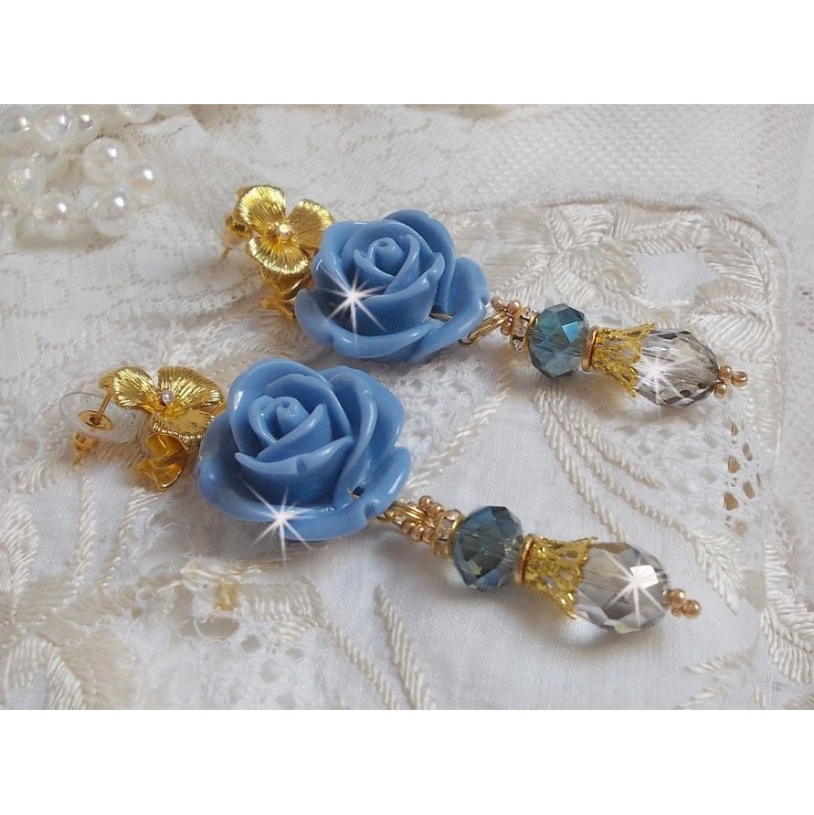 BO Bell’issim Rose Bleu Barbeau avec des roses en résine, cabochons Cristal AB, goutes facettées et perles rondes en verre de bohème Gris clair et Bleu Iris, montées avec des coupelles