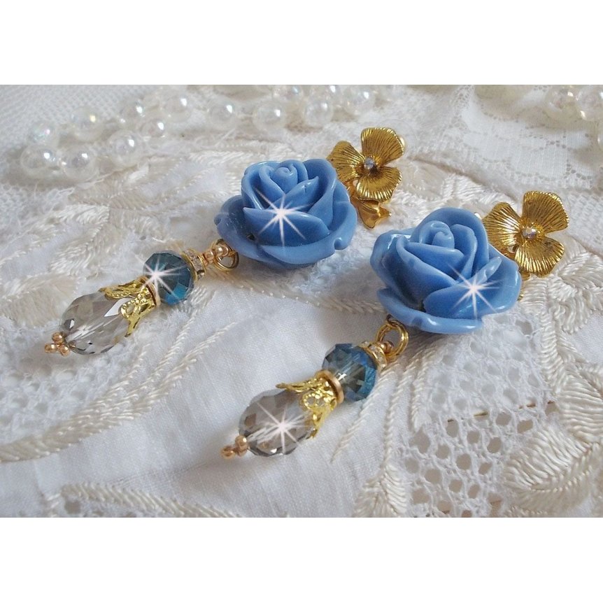 BO Bell’issim Rose Bleu Barbeau avec des roses en résine, cabochons Cristal AB, goutes facettées et perles rondes en verre de bohème Gris clair et Bleu Iris, montées avec des coupelles