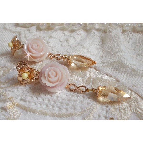 BO Bell&rsquo;issim Rose Violine avec des roses en r&eacute;sine, perles rondes nacr&eacute;es, gouttes Twisted Drop Cristal, intercalaires fa&ccedil;on infini et b&eacute;li&egrave;res en Plaqu&eacute; Or