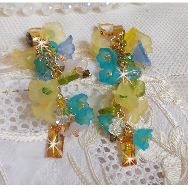 BO bella yellow pendantes dor&eacute;es en laiton avec cristaux, fleurs en r&eacute;sine, perles rondes en verre, cha&icirc;nette et dormeuses dor&eacute;es en laiton