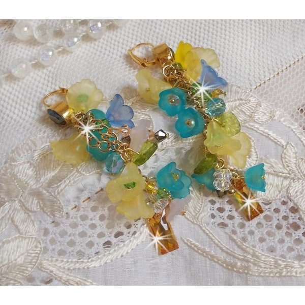 BO bella yellow pendantes dor&eacute;es en laiton avec cristaux, fleurs en r&eacute;sine, perles rondes en verre, cha&icirc;nette et dormeuses dor&eacute;es en laiton
