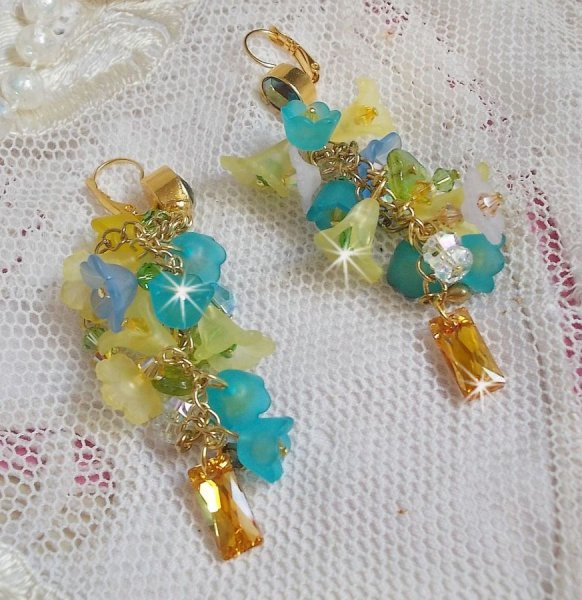 BO bella yellow pendantes dor&eacute;es en laiton avec cristaux, fleurs en r&eacute;sine, perles rondes en verre, cha&icirc;nette et dormeuses dor&eacute;es en laiton