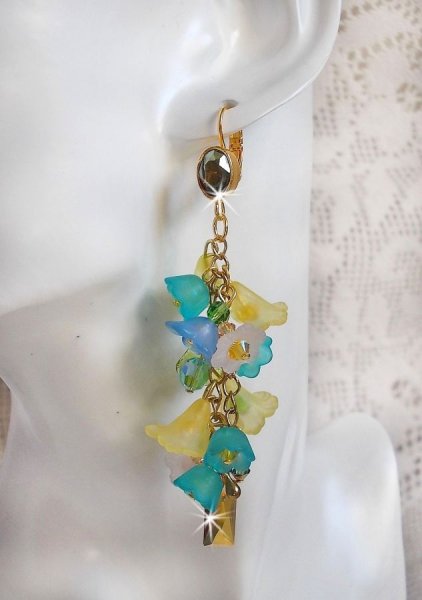 BO bella yellow pendantes dor&eacute;es en laiton avec cristaux, fleurs en r&eacute;sine, perles rondes en verre, cha&icirc;nette et dormeuses dor&eacute;es en laiton