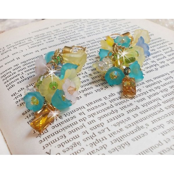 BO bella yellow pendantes dor&eacute;es en laiton avec cristaux, fleurs en r&eacute;sine, perles rondes en verre, cha&icirc;nette et dormeuses dor&eacute;es en laiton