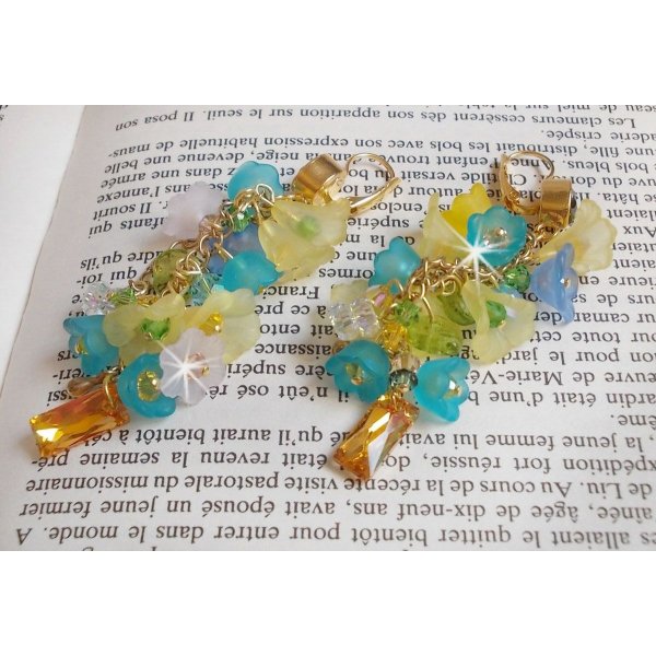 BO bella yellow pendantes dor&eacute;es en laiton avec cristaux, fleurs en r&eacute;sine, perles rondes en verre, cha&icirc;nette et dormeuses dor&eacute;es en laiton