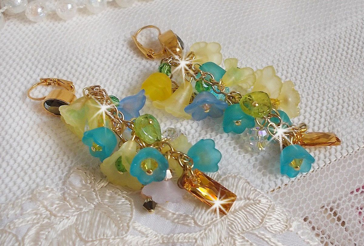 BO bella yellow pendantes dorées en laiton aux cristaux de Swarovski, fleurs, perles nacrées, cocktail d’été !