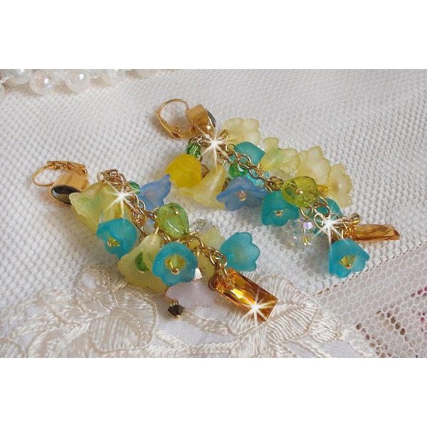 BO bella yellow pendantes dor&eacute;es en laiton avec cristaux, fleurs en r&eacute;sine, perles rondes en verre, cha&icirc;nette et dormeuses dor&eacute;es en laiton