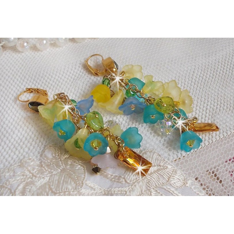 BO bella yellow pendantes dorées en laiton aux cristaux de Swarovski, fleurs, perles nacrées, cocktail d’été !