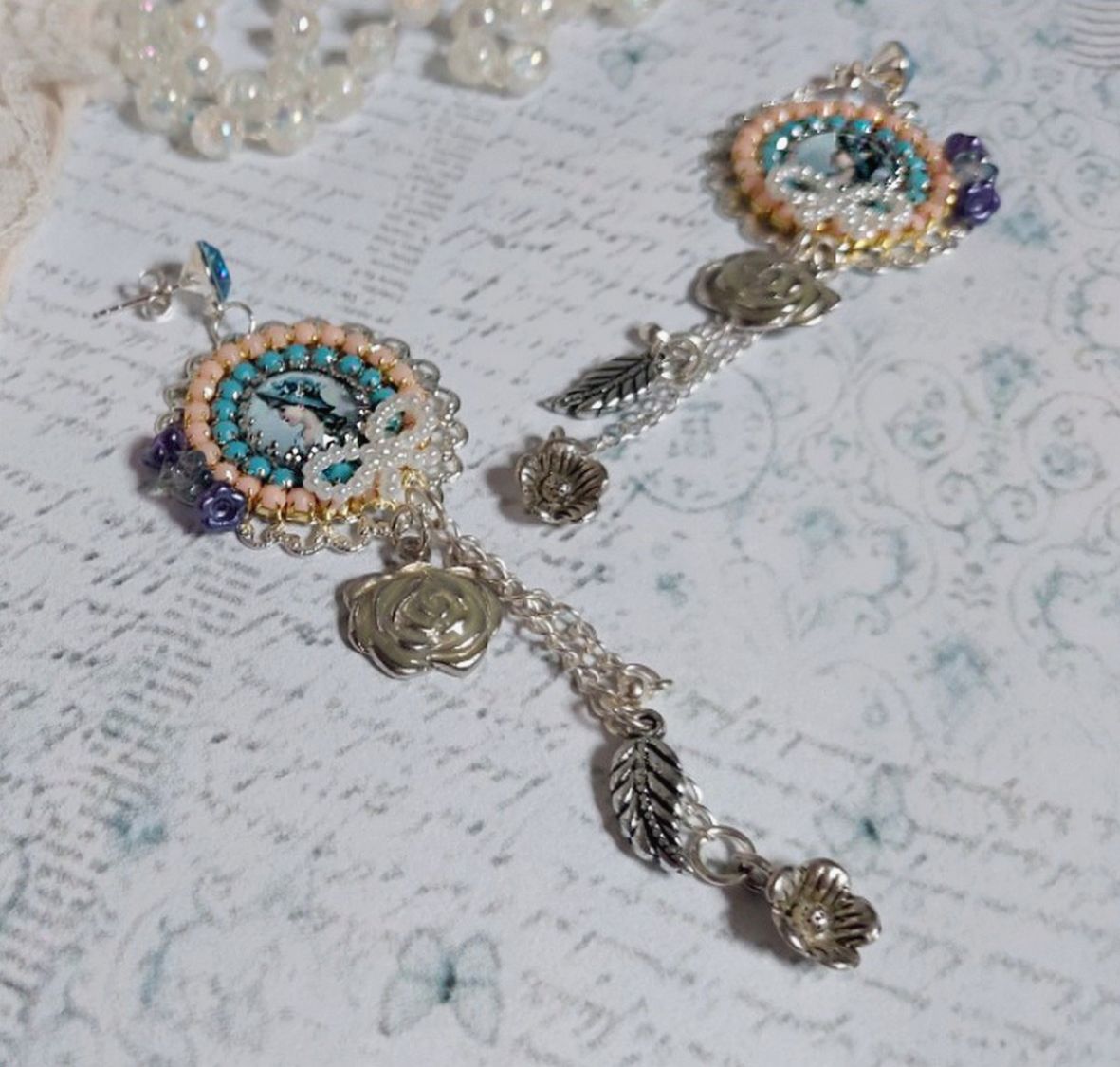 BO Belle de Cadix créées avec des cabochons représentant une femme au chapeau Bleu, des cristaux, des perles en verre, résine, des accessoires Argent et Laiton