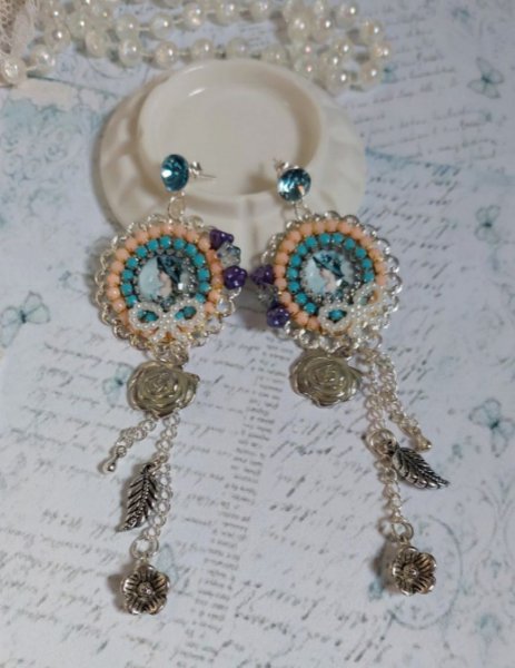 BO Belle de Cadix créées avec des cabochons représentant une femme au chapeau Bleu, des cristaux, des perles en verre, résine, des accessoires Argent et Laiton