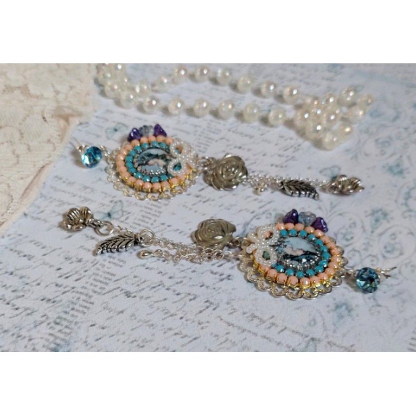 BO Belle de Cadix représentant une jeune femme en chapeau Bleu/Gris avec des fleurs, cristaux, nœuds en Résine, chaînes perlées, breloques et fleurs campanules. Montés sur clous d’oreilles Argent 925