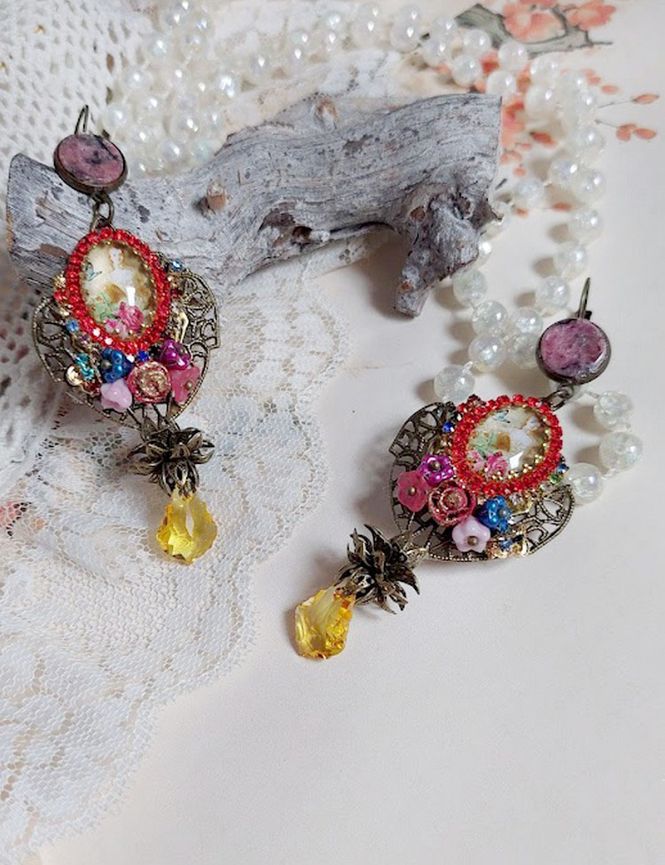 BO Belle classe montées avec estampes métal, cabochons verres, fleurs porcelaines et perles Cristal Swarovski.