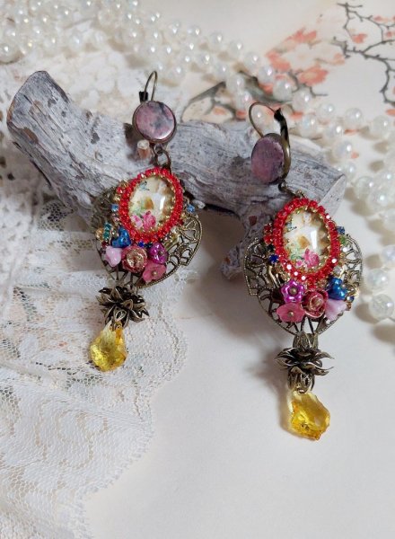 BO Belle classe mont&eacute;es avec estampes m&eacute;tal, cabochons verres, fleurs porcelaines et perles Cristal Swarovski.