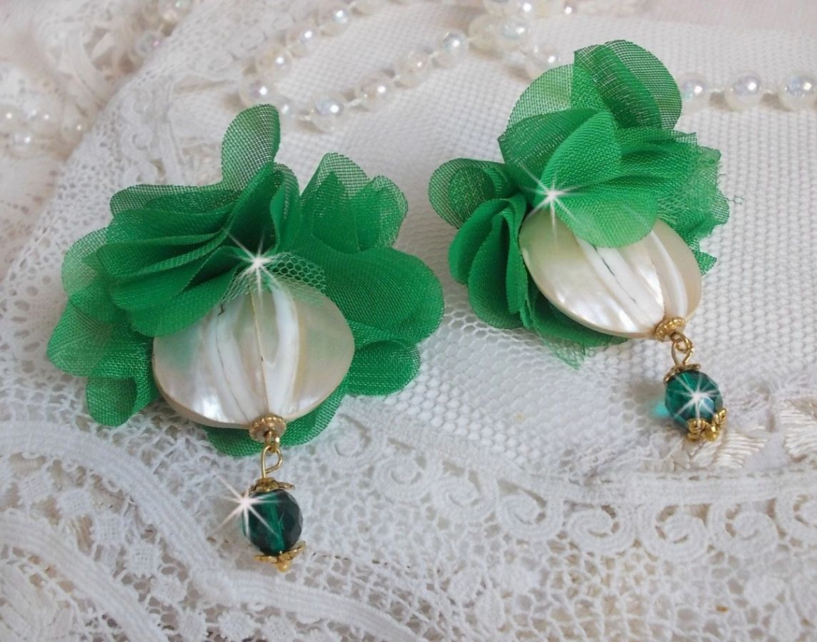 BO Belle Emeraude avec de belles nacres bombées et des fleurs en tissu de couleur vert et des dormeuses
