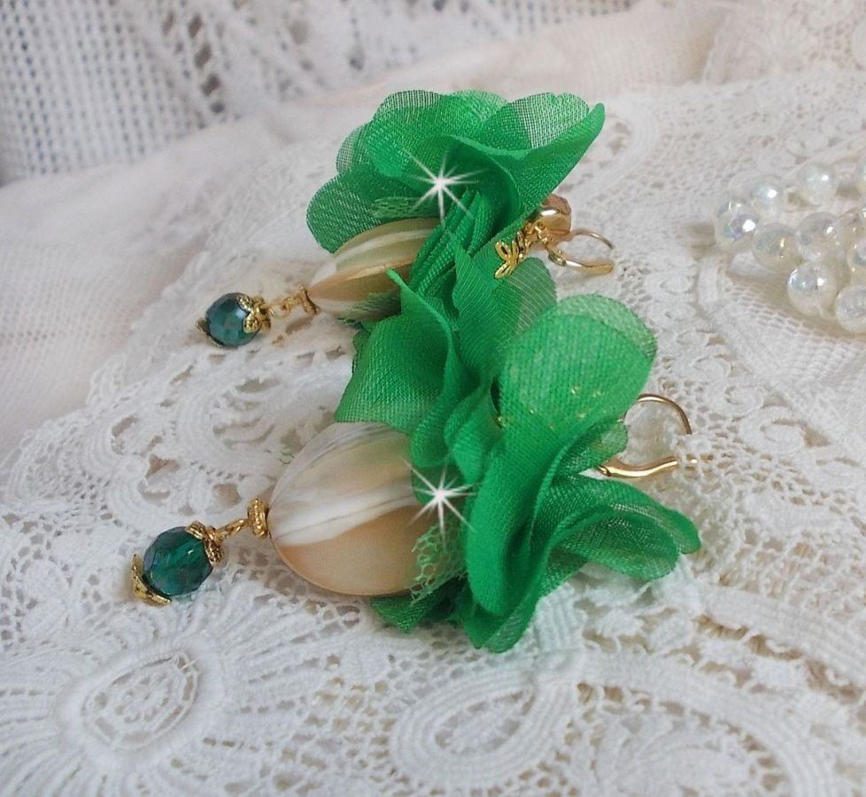 BO Belle Emeraude avec de belles nacres bombées et des fleurs en tissu de couleur vert et des dormeuses