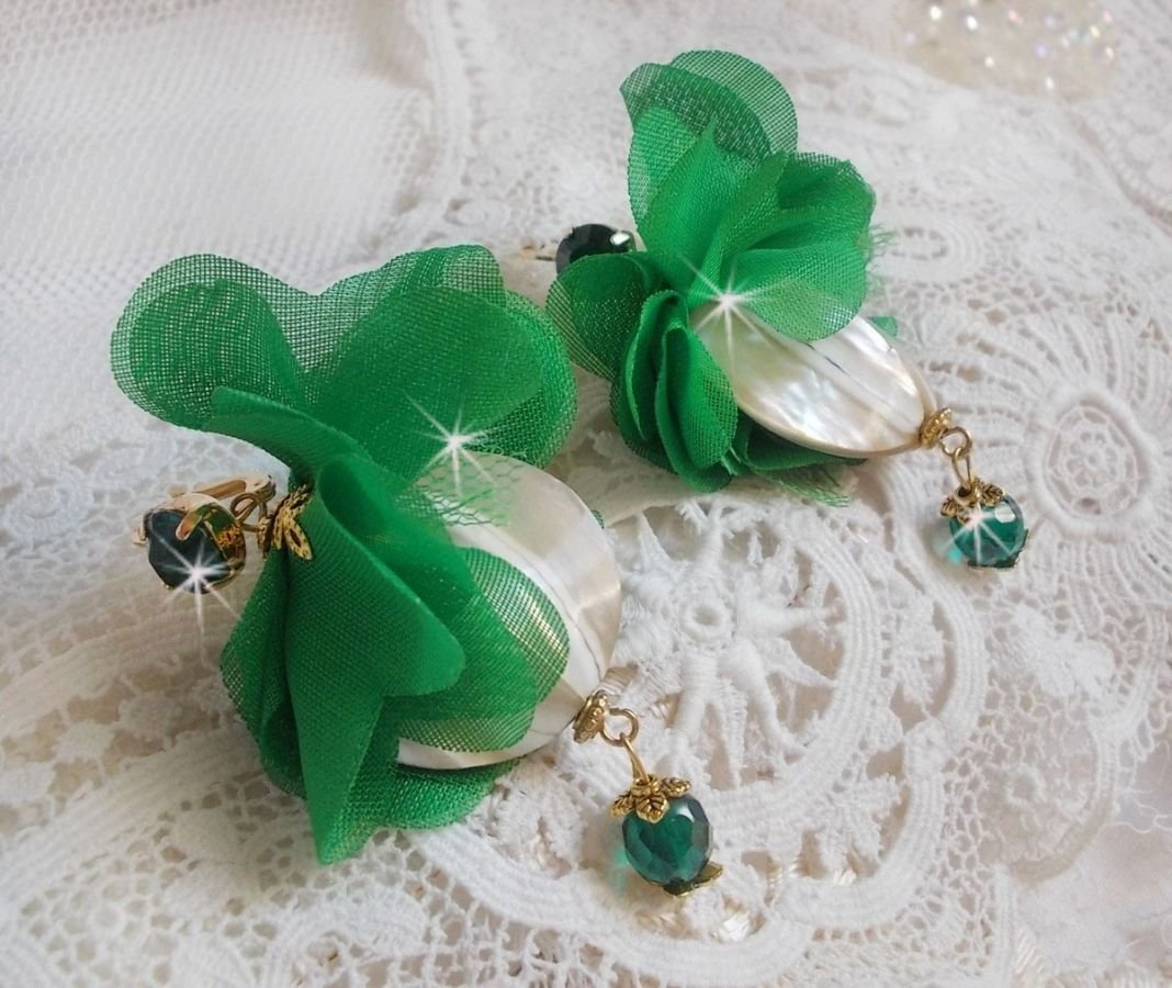 BO Belle Emeraude créées avec de belles nacres bombées, fleurs en tissu avec une tulle de couleur vert émeraude, des cristaux et des dormeuses dorées en laiton