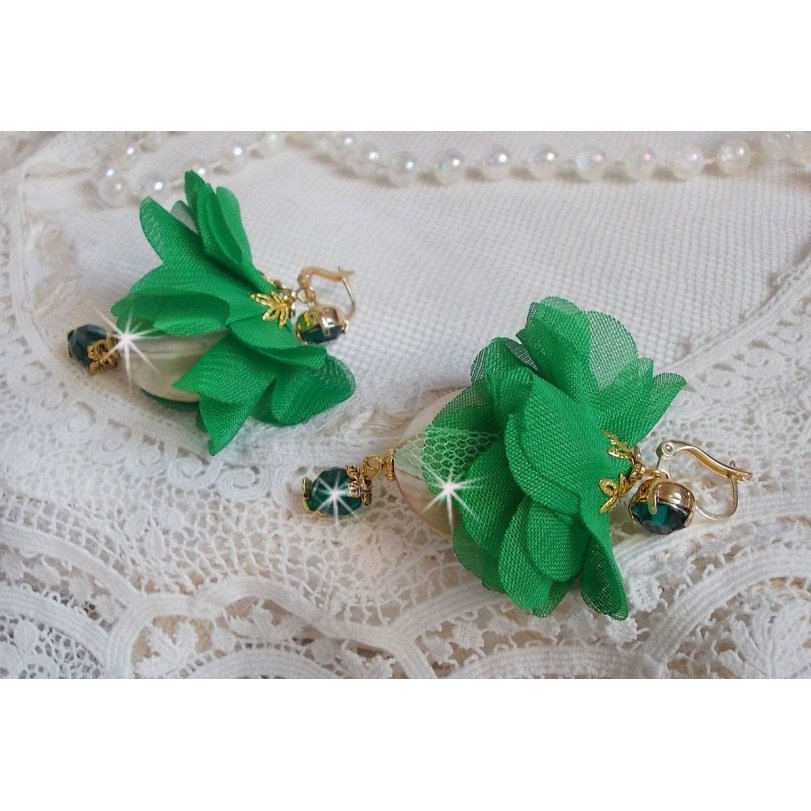 BO Belle Emeraude créées avec de belles nacres bombées, fleurs en tissu avec une tulle de couleur vert émeraude, des cristaux et des dormeuses dorées en laiton