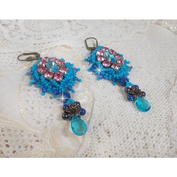 BO Belle Epoque brod&eacute;es avec des navettes Light Turquoise en Cristal de Swarovski &agrave; laquelle s'ajoute, chatons Light Rose, toupies Saphir, intercalaires, perles nacr&eacute;es, briolettes et dormeuses Laiton