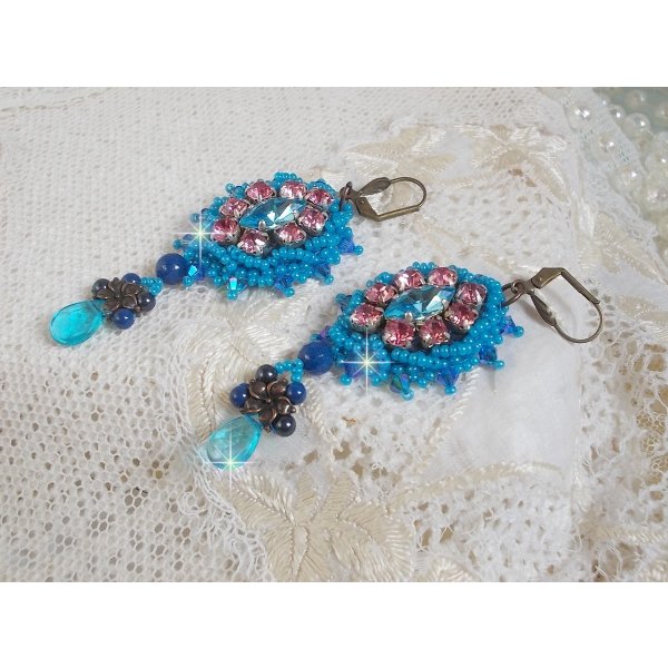 BO Belle Epoque brod&eacute;es avec des navettes Light Turquoise en Cristal de Swarovski &agrave; laquelle s'ajoute, chatons Light Rose, toupies Saphir, intercalaires, perles nacr&eacute;es, briolettes et dormeuses Laiton