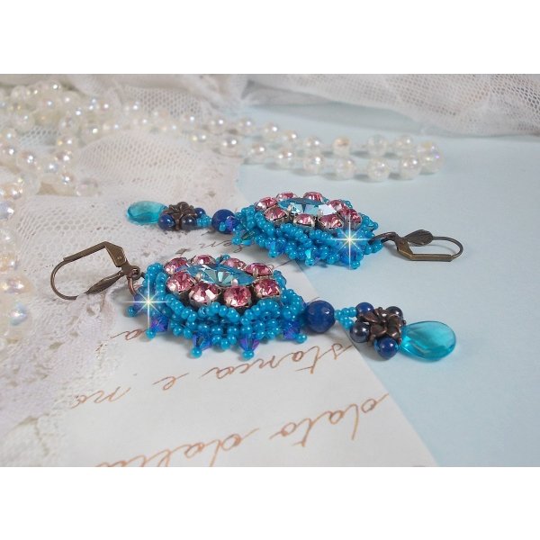 BO Belle Epoque brod&eacute;es avec des navettes Light Turquoise en Cristal de Swarovski &agrave; laquelle s'ajoute, chatons Light Rose, toupies Saphir, intercalaires, perles nacr&eacute;es, briolettes et dormeuses Laiton