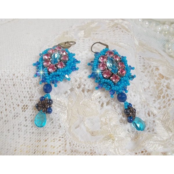 BO Belle Epoque brod&eacute;es avec des navettes Light Turquoise en Cristal de Swarovski &agrave; laquelle s'ajoute, chatons Light Rose, toupies Saphir, intercalaires, perles nacr&eacute;es, briolettes et dormeuses Laiton