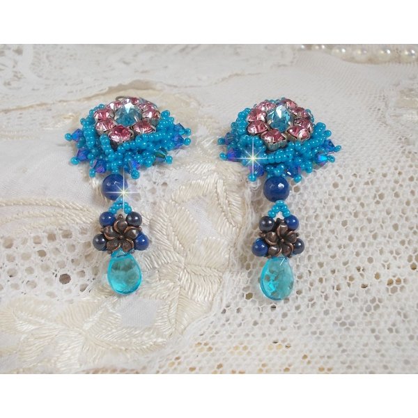 BO Belle Epoque brod&eacute;es avec des navettes Light Turquoise en Cristal de Swarovski &agrave; laquelle s'ajoute, chatons Light Rose, toupies Saphir, intercalaires, perles nacr&eacute;es, briolettes et dormeuses Laiton