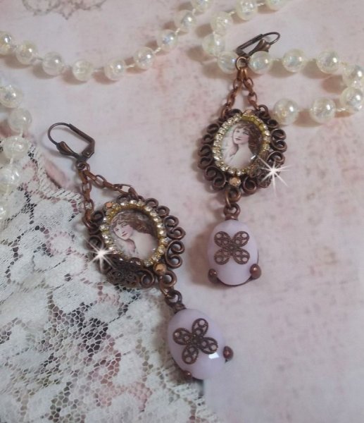 BO Blondy Roses cr&eacute;&eacute;es avec des cabochons PureCrystal, des cabochons loupes, des m&eacute;daillons et une cha&icirc;ne strass