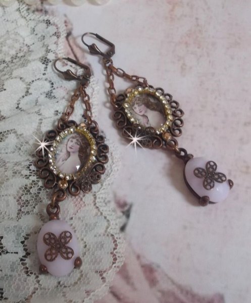 BO Blondy Roses cr&eacute;&eacute;es avec des cabochons PureCrystal, des cabochons loupes, des m&eacute;daillons et une cha&icirc;ne strass