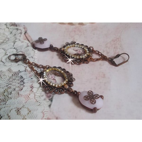 BO Blondy Roses cr&eacute;&eacute;es avec des cabochons PureCrystal, des cabochons loupes, des m&eacute;daillons et une cha&icirc;ne strass