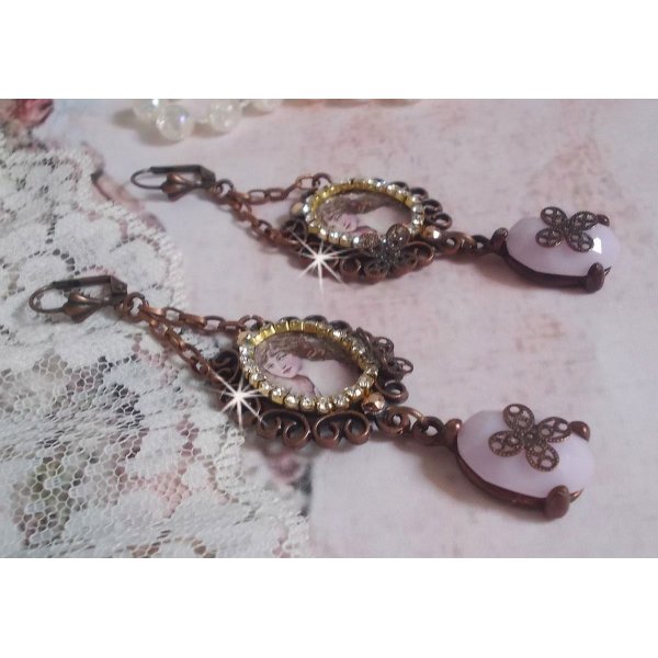 BO Blondy Roses cr&eacute;&eacute;es avec des cabochons PureCrystal, des cabochons loupes, des m&eacute;daillons et une cha&icirc;ne strass