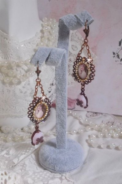 BO Blondy Roses cr&eacute;&eacute;es avec des cabochons PureCrystal, des cabochons loupes, des m&eacute;daillons et une cha&icirc;ne strass