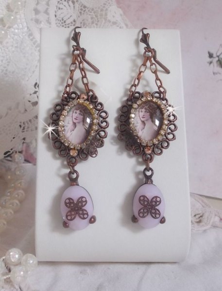 BO Blondy Roses cr&eacute;&eacute;es avec des cabochons PureCrystal, des cabochons loupes, des m&eacute;daillons et une cha&icirc;ne strass