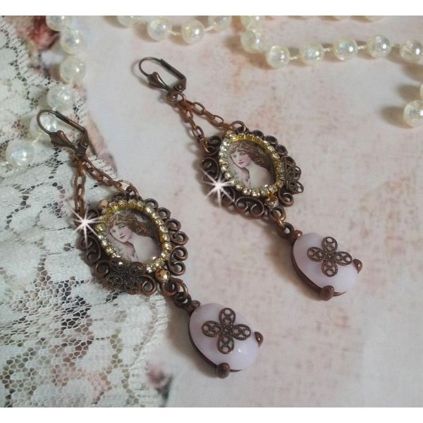 BO Blondy Roses cr&eacute;&eacute;es avec des cabochons PureCrystal, des cabochons loupes, des m&eacute;daillons et une cha&icirc;ne strass