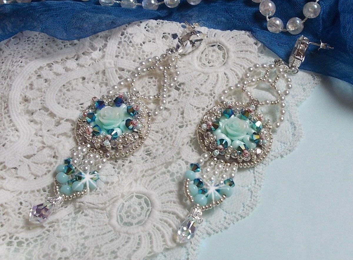 BO Blue Flowers brodées avec des cabochons en forme de rose Résine, toupies Jet AB2X, perles rondes nacrées, navettes et chaîne en Cristal. Le tout est orné de rocailles et farfalles
