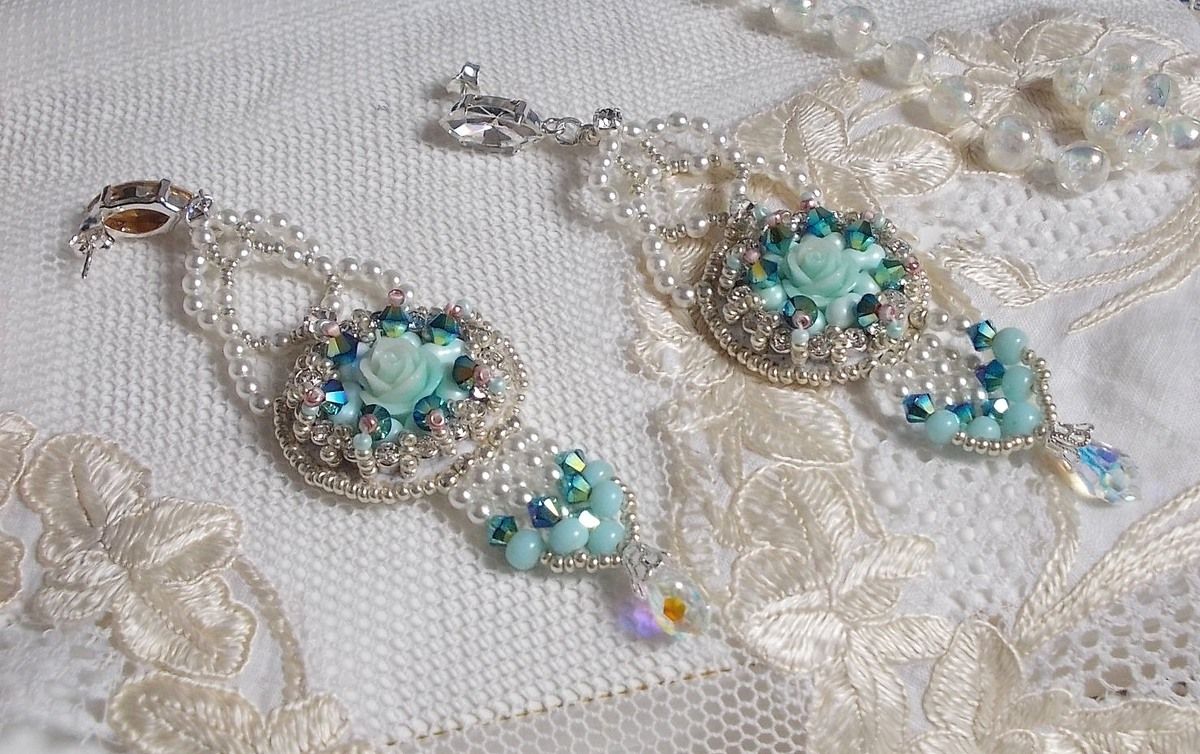 BO Blue Flowers brodées avec des cabochons en forme de rose Résine, toupies Jet AB2X, perles rondes nacrées, navettes et chaîne en Cristal. Le tout est orné de rocailles et farfalles