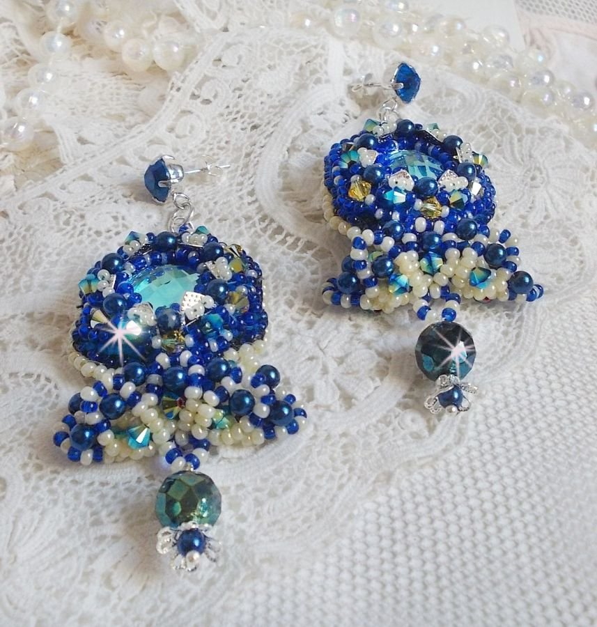 BO Blue Palace brodées avec des cabochons facettées en verre, des coupelles en forme de fleurs filigranées, perles rondes facettées Bleu-Marine AB et rocailles. Montées sur des clous en Argent 925